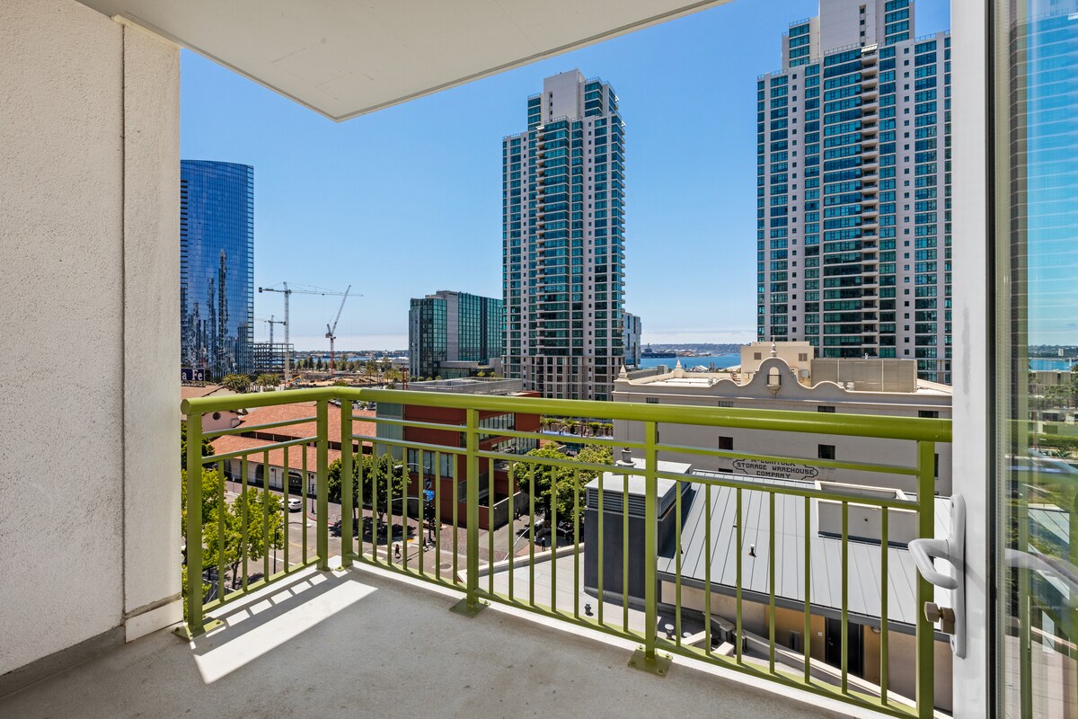 Corner unit with AMAZING VIEWS - 1240 India St