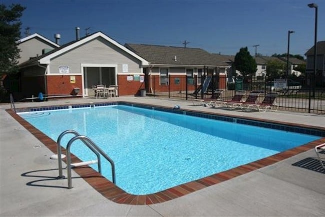 ¡Piscina comunitaria - Lexington Village Apartments