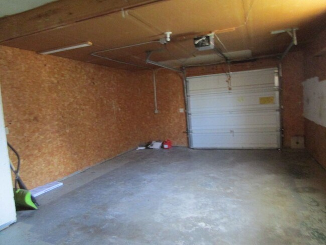 Building Photo - Home on West Side Available