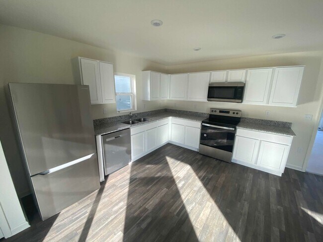 Foto del edificio - UNFURNISHED, 3 Bed, 2.5 bath, Newer 2 Story home in Sumter Villas, Sumterville - Close to Village...