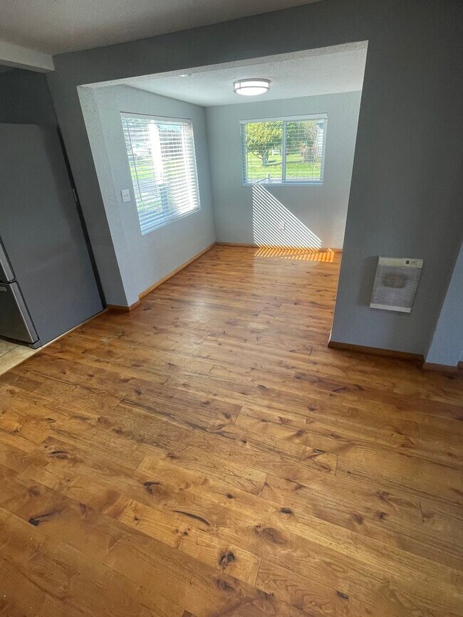 Building Photo - 3bd 2ba With Garage