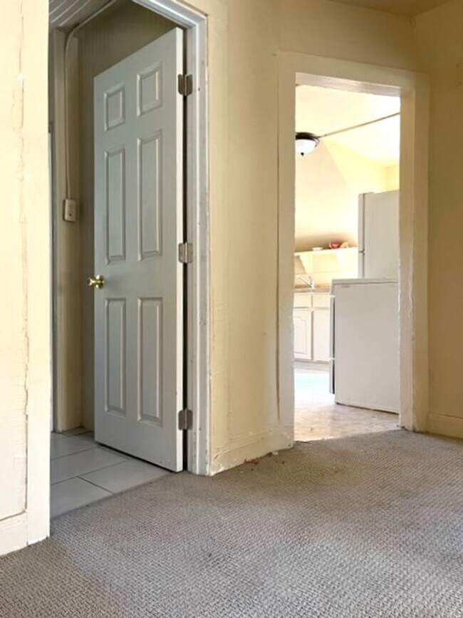 Building Photo - small 1 bedroom