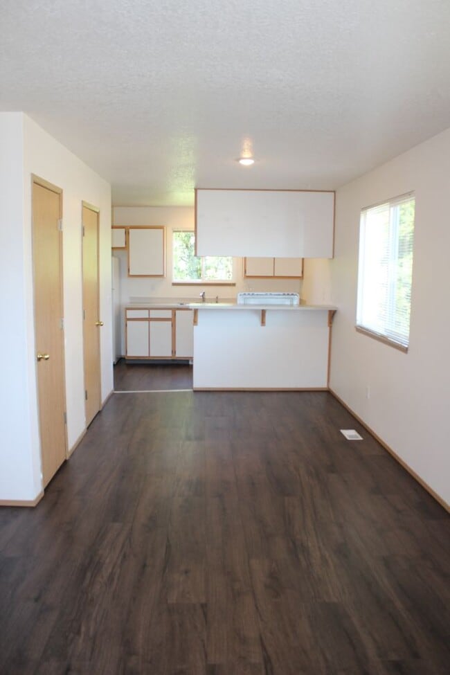 Building Photo - 3 bedroom, 2 1/2 bath home in quiet Scappoose neighborhood near parks