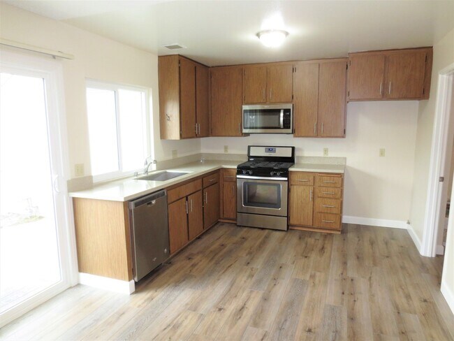 Building Photo - Spacious Two Story Townhome in Woodbridge