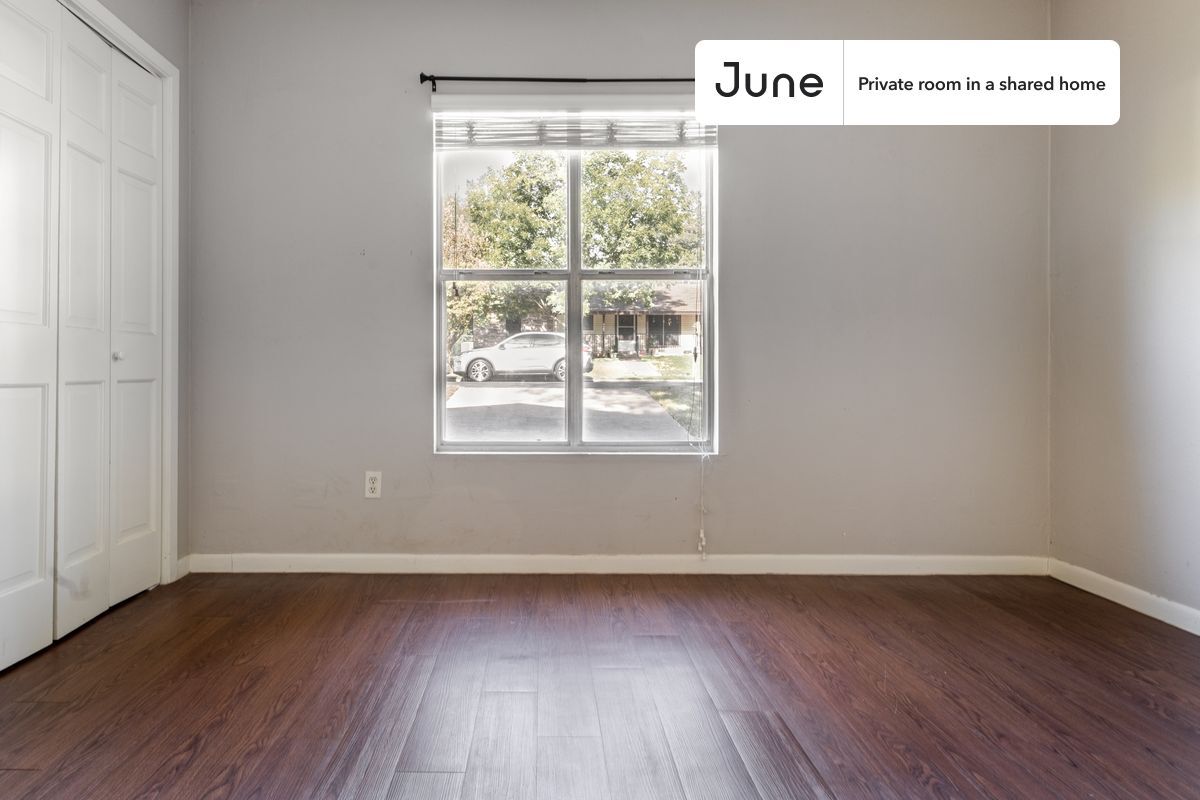 Foto principal - Private bedroom in 4 bed/2 bath Home
