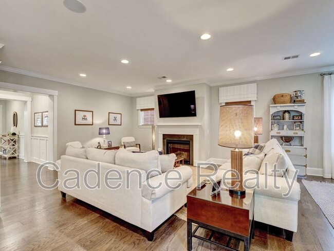 Building Photo - 7120 Maple Leaf Dr