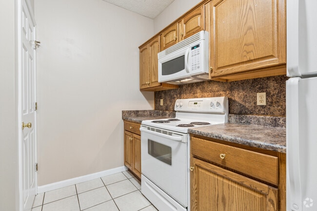 1BR, 1BA - 750SF - Kitchen - Mason Manor Apartments