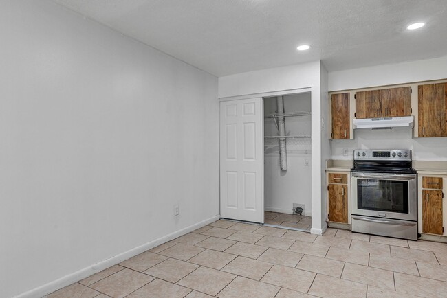 Foto del edificio - Freshly Updated 2-Bedroom Home with Stainless Steel Appliances & Private Patio – Ocala, FL