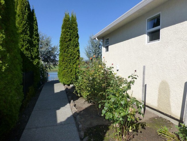 Building Photo - Amazing furnished home on the golf course