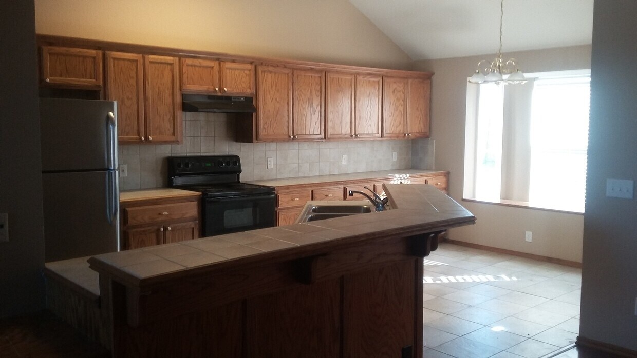 Foto del edificio - Spacious 4 bed, 2 bath, 2 garage home just 1.5 miles from OU Campus