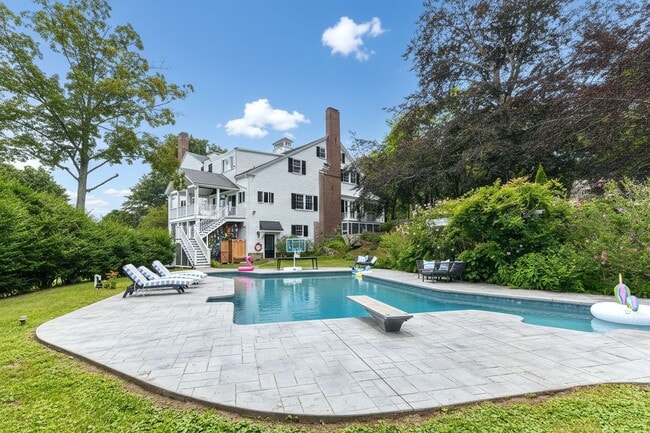 Building Photo - 135 Bridge St