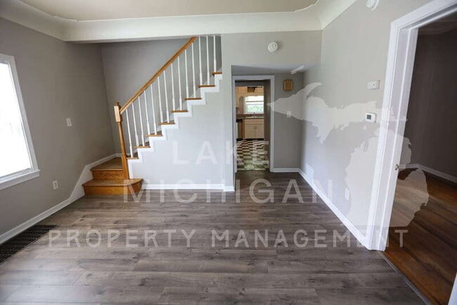 Building Photo - 841 Capen St NE