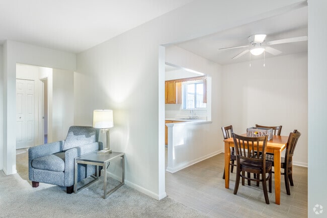 2 BR, 1 BA - 778 SF - Island Drive Apartments