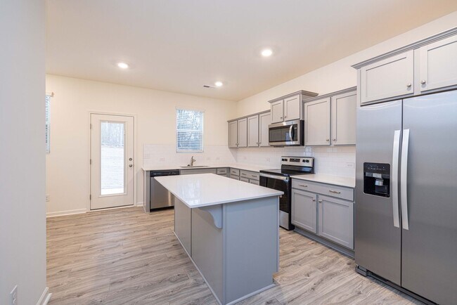 Foto del edificio - Charming 3-Bedroom End Unit Townhome Near Jack Alexander Blvd - MOVE IN SPECIAL
