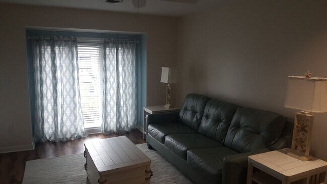 Building Photo - Beautiful 1 Bedroom Condo Centrally Locate...