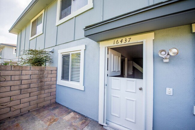 Foto del edificio - Huntington Beach Townhouse