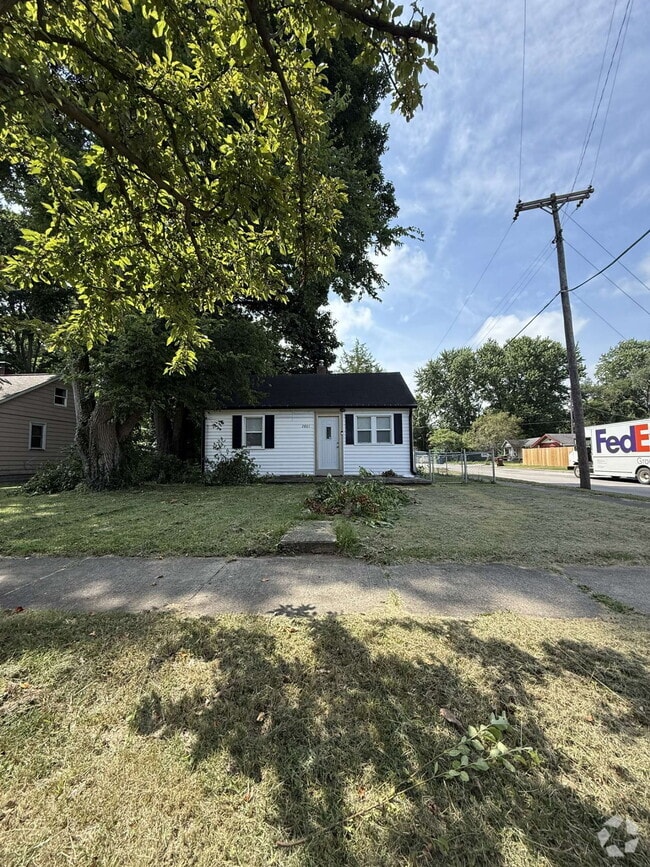 Building Photo - 2801 Maple Ave