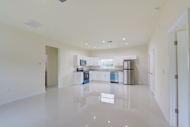 Foto del edificio - Brand New 3/2-MOVE IN READY-SEE IT TODAY!!