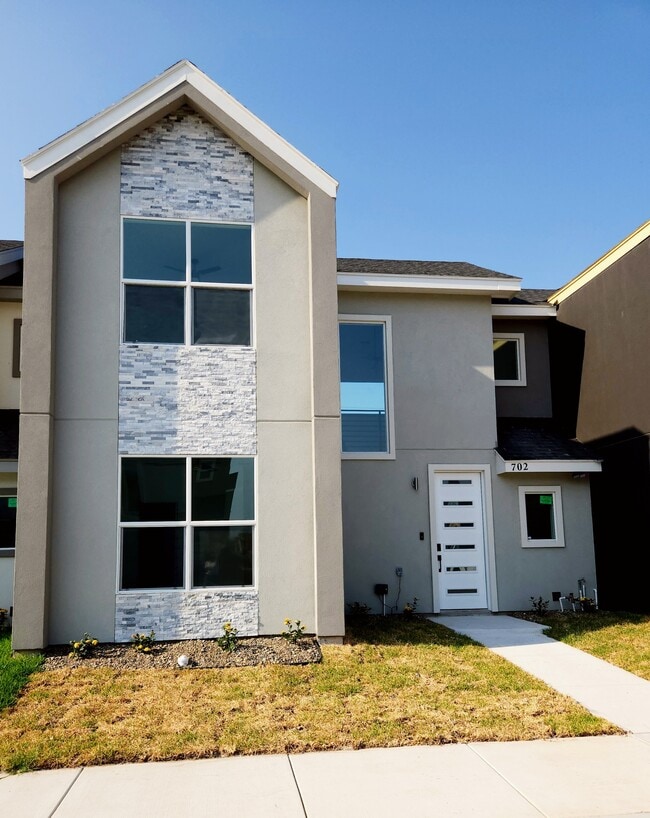 Building Photo - 702 W Seminole Ave