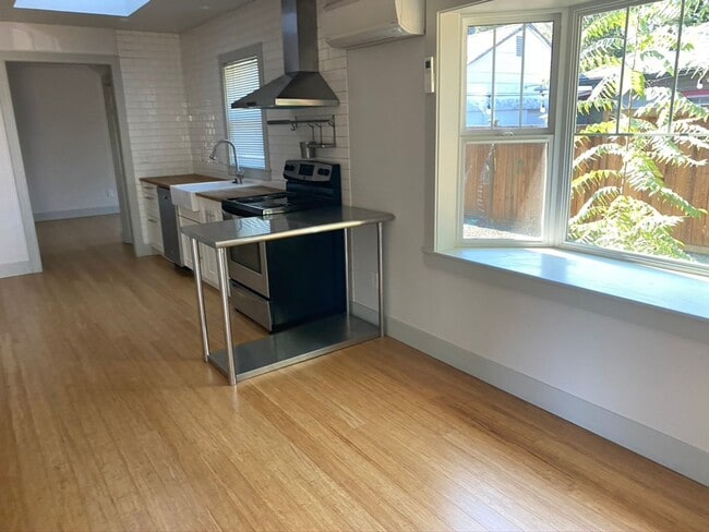 Photo - 3 Bedroom 2 bath home Whiteaker home near parks