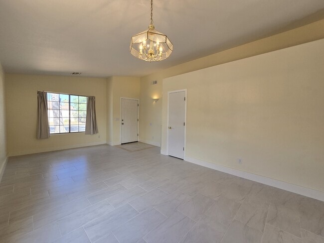 Building Photo - 7980 N Siskiyou Dr