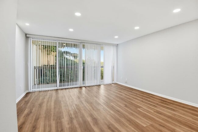 Building Photo - 6542 Ocean Crest Dr