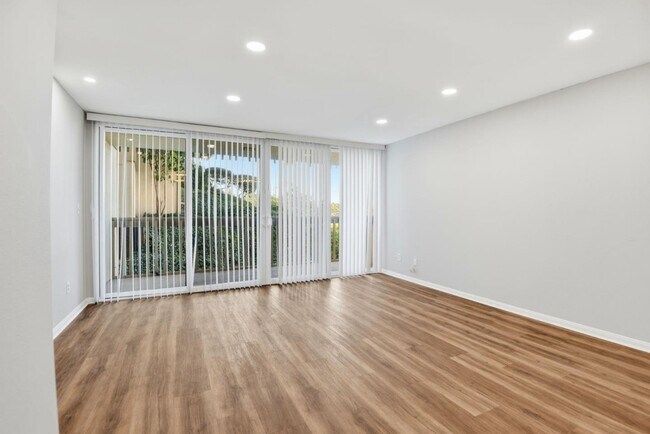 Foto del edificio - 6542 Ocean Crest Dr