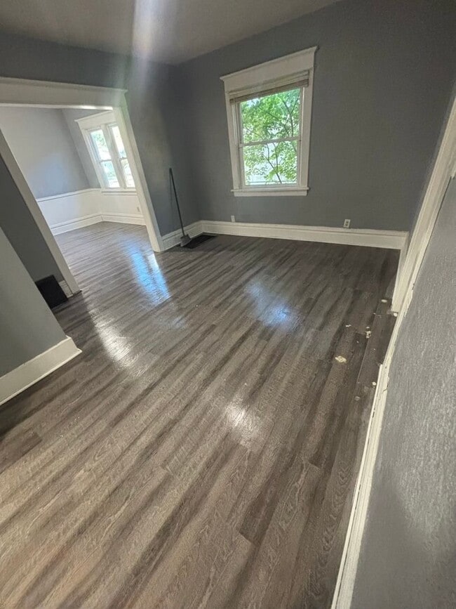 Building Photo - Large 4 bedroom 2 bathroom House