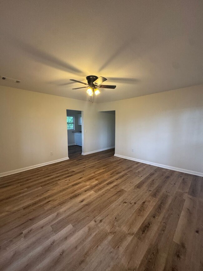 Foto del edificio - 3 Bed / 1 Bath between Jonesboro and Lake ...