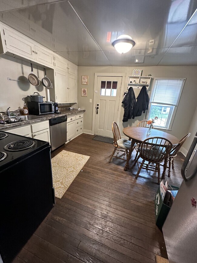 Building Photo - 4 Bed 2 Bath close to UWEC!