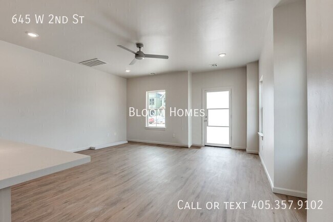 Foto del edificio - 645 W 2nd St