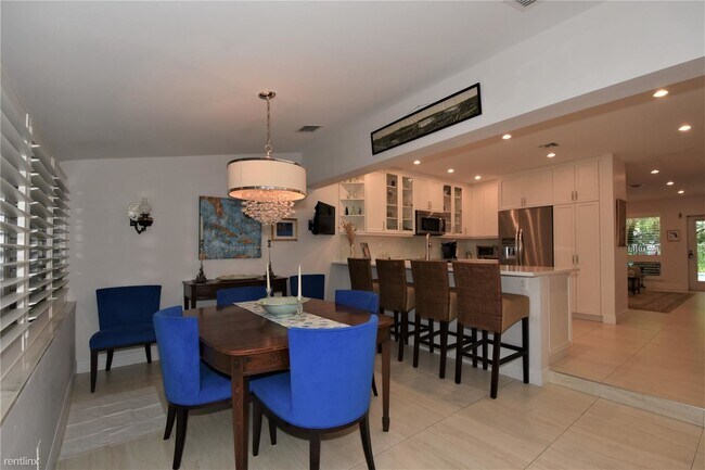Building Photo - 2 br, 2 bath Townhome - 1426 NE 56th Ct