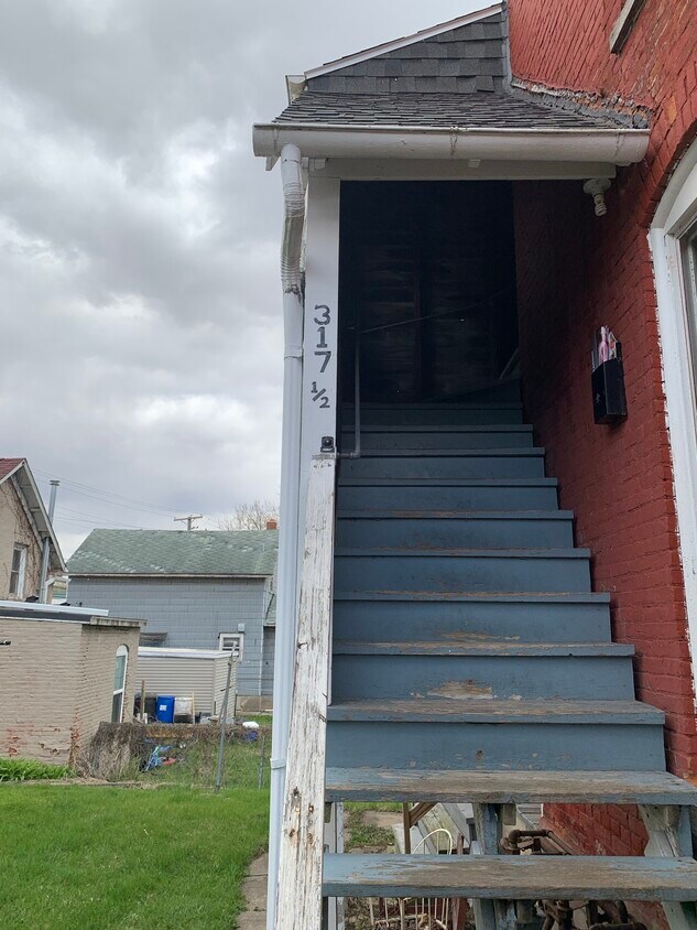 317 N Van Buren Ave Unit 1/2, Freeport, IL 61032 Room for Rent in