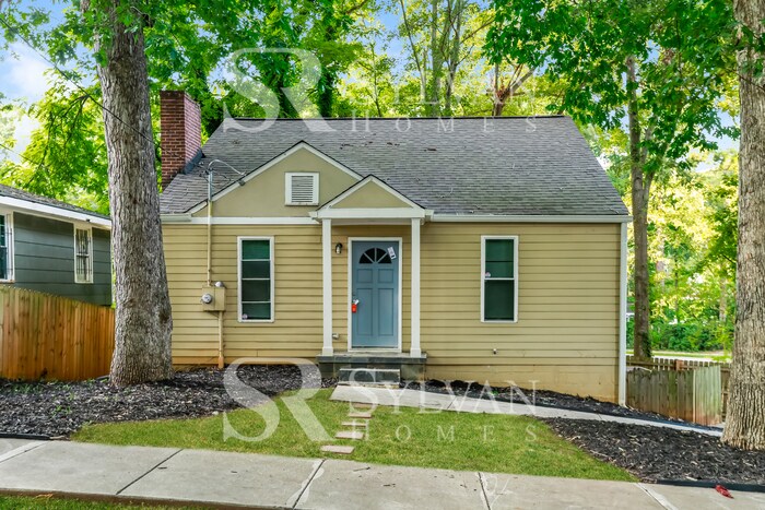 Primary Photo - Quaint and Roomy Home!
