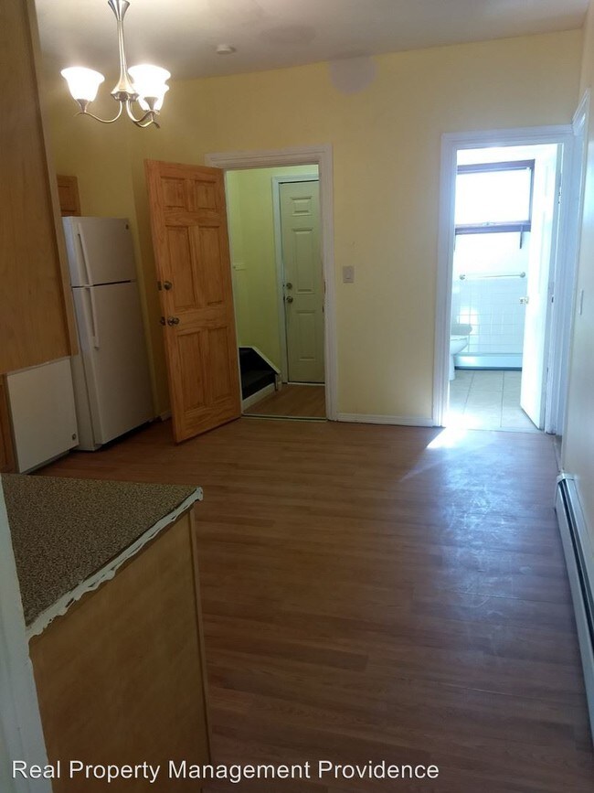 Building Photo - 3 br, 1 bath Apartment - 460 Chalkstone St.
