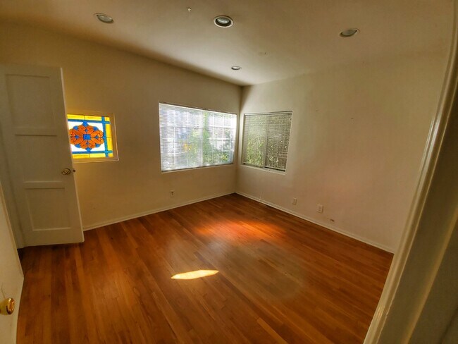 Foto del edificio - 10226 Regent St