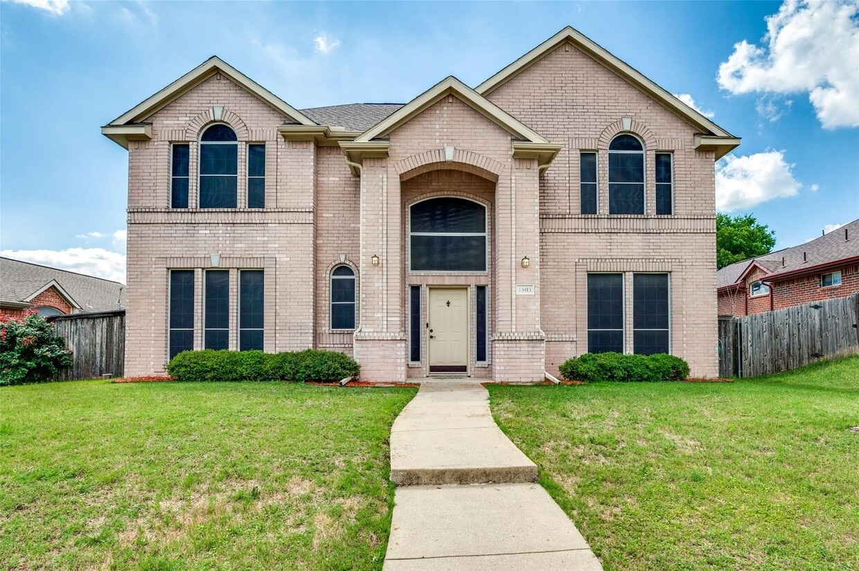 Primary Photo - Large 4 Bedroom Home in High Pointe!