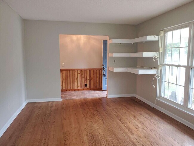 Foto del edificio - "Spacious 5-Bedroom Retreat with 3 Full Baths in Huntsville – Your Perfect Family Home Awaits!"