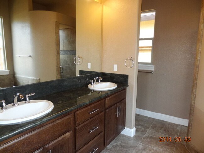 Building Photo - Beautiful Single-Family Home in Gated Comm...