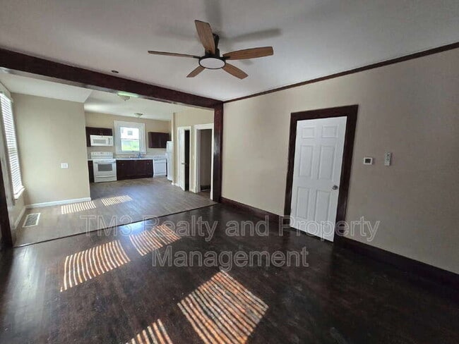Building Photo - 302 Miami St