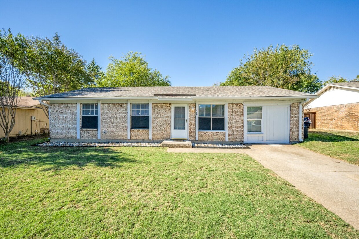 Primary Photo - 509 Woodford Ln