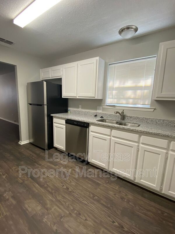 Building Photo - 1302 Berry Dr