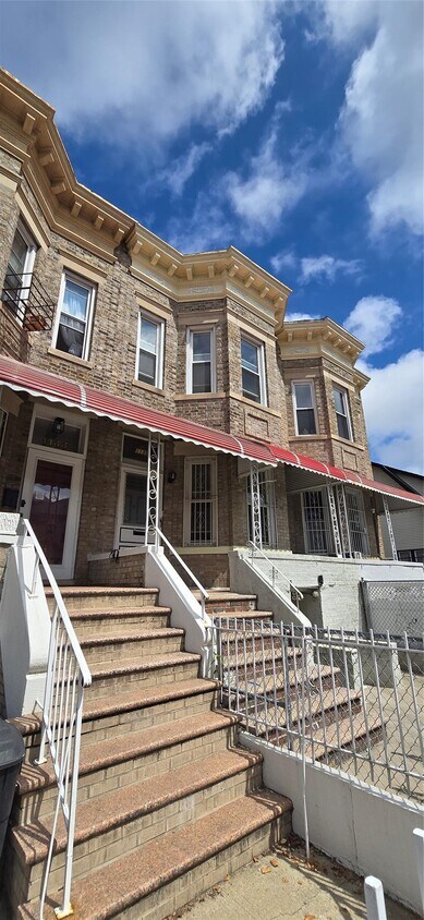 Foto principal - 1135 E 15th St