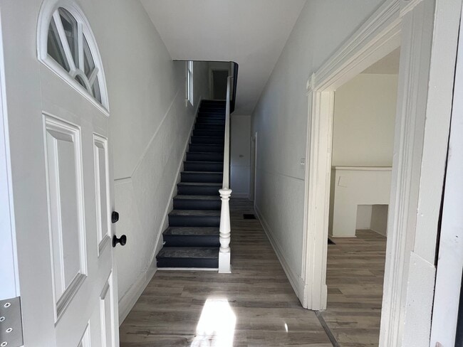 Building Photo - 4 bedroom 1 bath