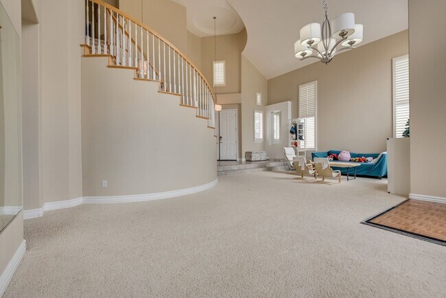 Building Photo - Luxurious, Entertainers Dream 3 Bedroom Home