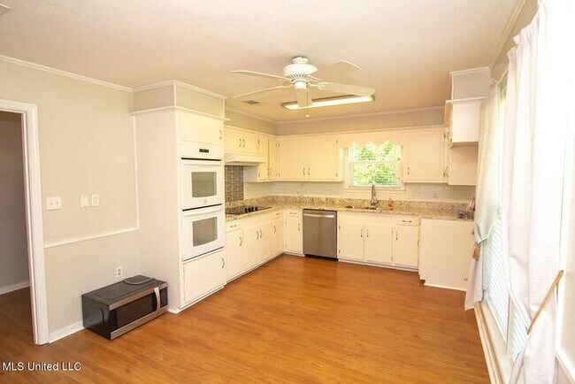 Building Photo - 203 Cypress Dr