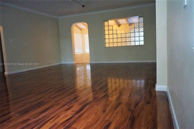Foto del edificio - 1541 Plunkett St