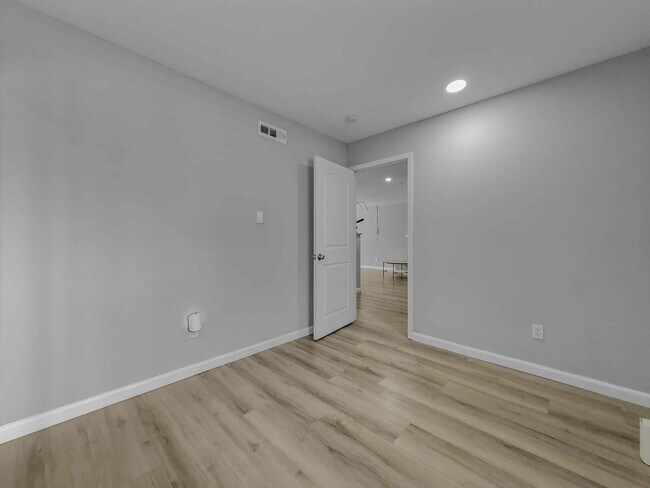 Foto del edificio - 4917 Woodruff Dr