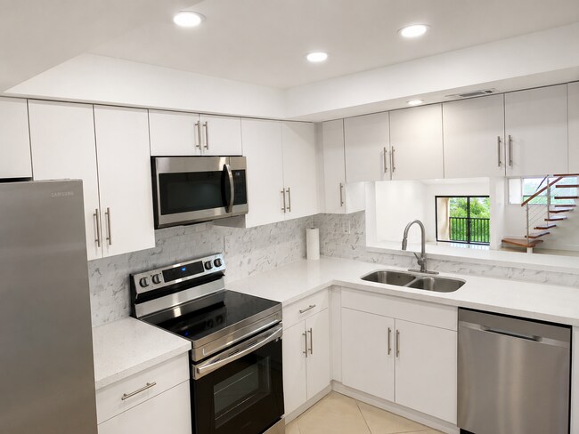 Kitchen - 281 W Park Dr (Miami, FL) Townhome