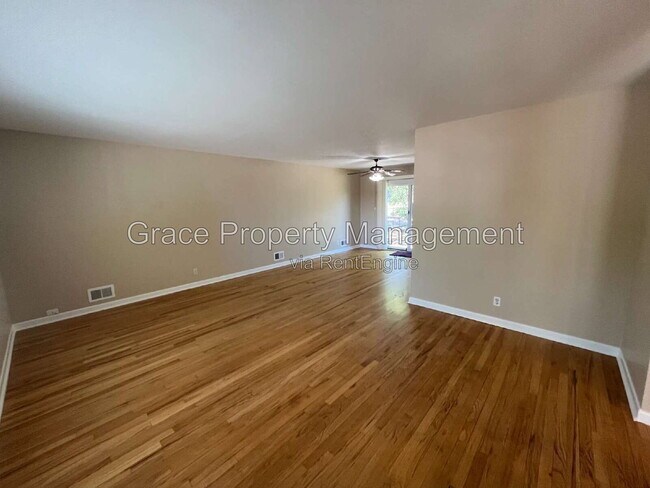 Foto del edificio - 10541 Livingston Dr